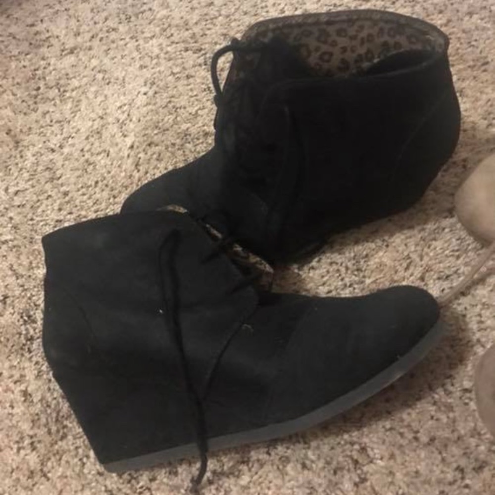Black wedges